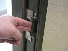 Electronic door strike
